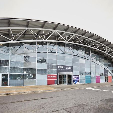 Modern Serviced Apartments For Contractors & Families With Free Parking, Wifi & Netflix By Redwood Stays Basingstoke Bagian luar foto