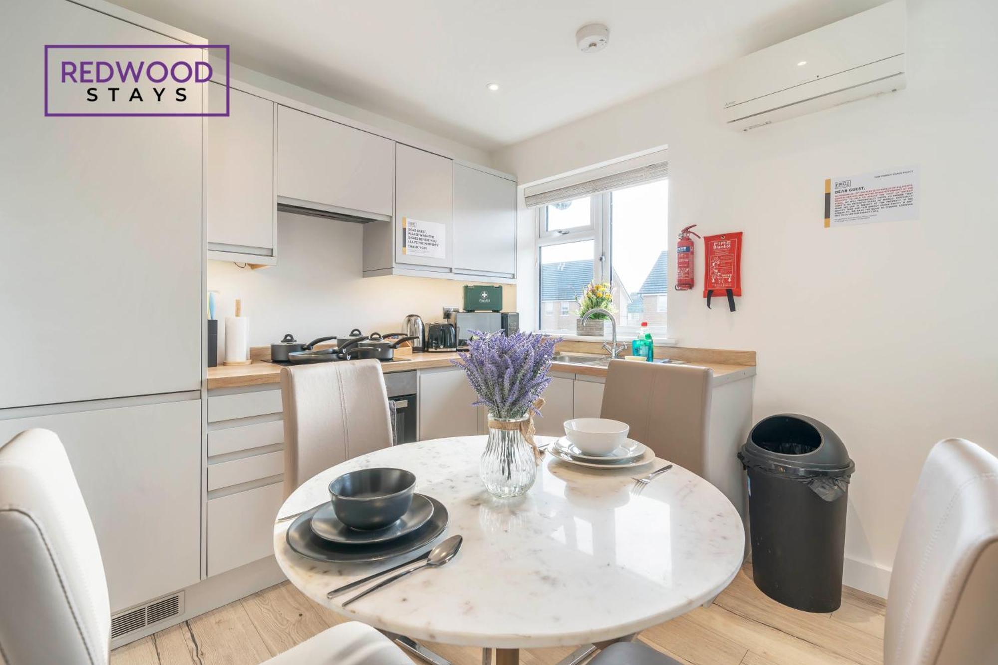 Modern Serviced Apartments For Contractors & Families With Free Parking, Wifi & Netflix By Redwood Stays Basingstoke Bagian luar foto