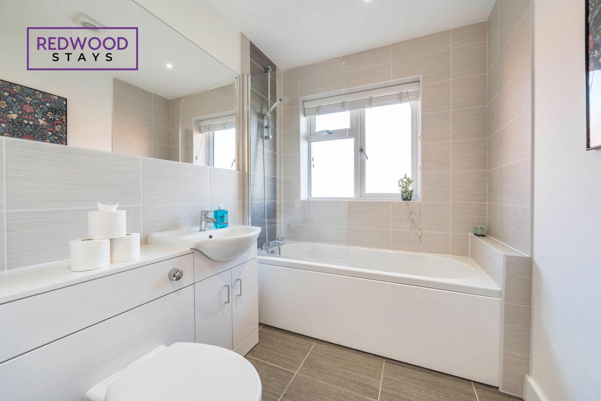Modern Serviced Apartments For Contractors & Families With Free Parking, Wifi & Netflix By Redwood Stays Basingstoke Bagian luar foto