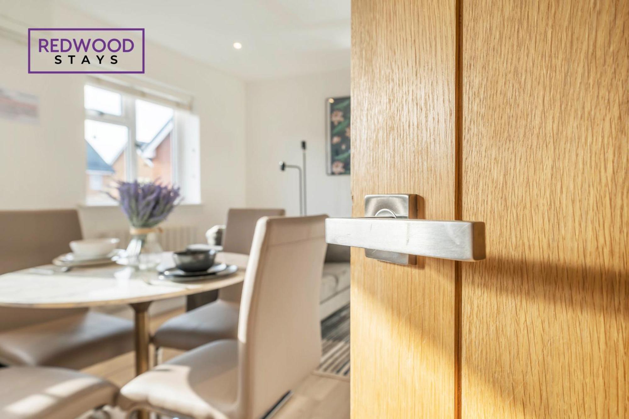 Modern Serviced Apartments For Contractors & Families With Free Parking, Wifi & Netflix By Redwood Stays Basingstoke Bagian luar foto
